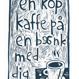 En kop kaffe på en bænk med dig - blå