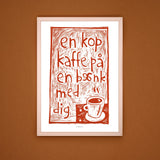 En kop kaffe på en bænk med dig - rød