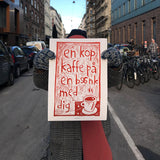 En kop kaffe på en bænk med dig - rød