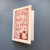 En kop kaffe på en bænk med dig - A5 kort m. konvolut